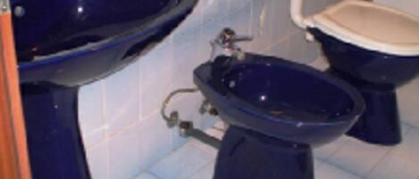 Appartement, Plusieurs lits | Salle de bain | Baignoire et douche séparées, baignoire profonde, serviettes fournies