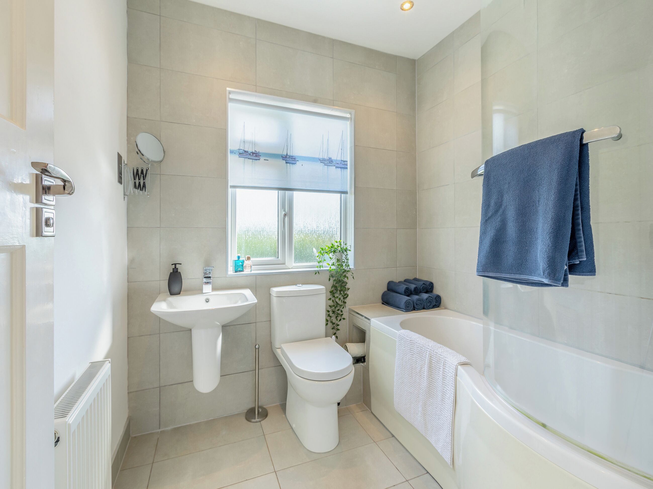 Ein modernes Badezimmer mit Toilette, Waschbecken und Badewanne.