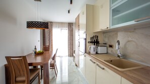 Frigorifero, forno, piano cottura, lavastoviglie