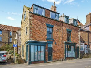 Exterior - 3 bedroom accommodation in Whitby (Whitby)