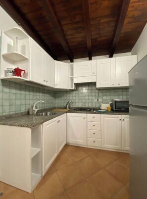Frigorifero, forno, piano cottura, macchina per tè/caffè