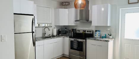 Réfrigérateur, micro-ondes, four, plaque de cuisson