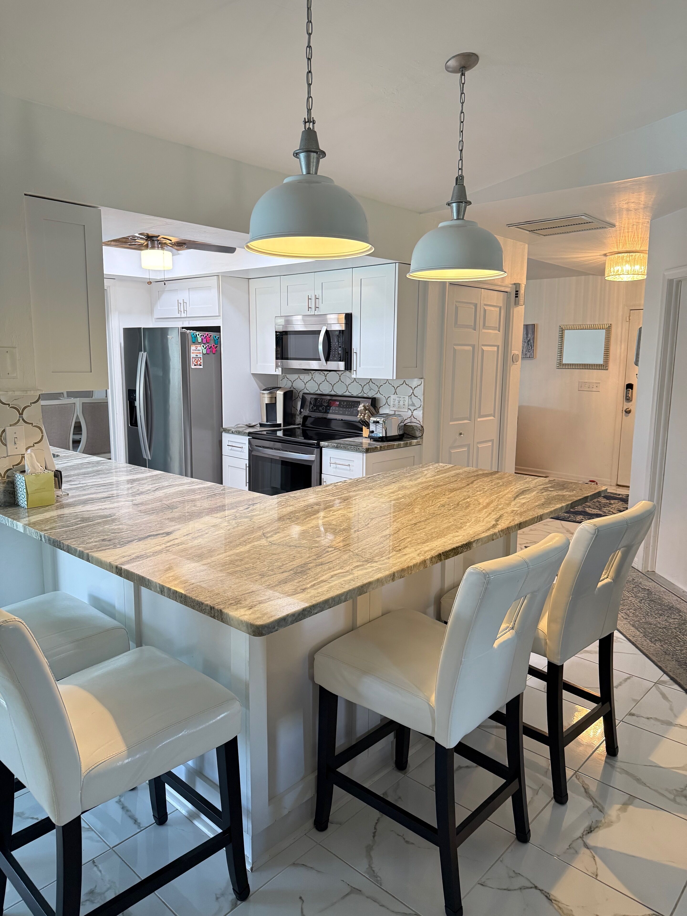 Refrigerador, microondas, horno y parrilla de estufa 