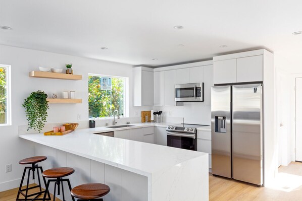 Fridge, microwave, oven, stovetop - Modern new-built home next to Downtown Los Angeles and Art's district! (Los Angeles)