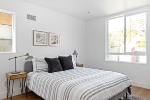 6 bedrooms, iron/ironing board, travel crib, free WiFi - Modern new-built home next to Downtown Los Angeles and Art's district! (Los Angeles)