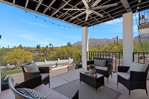 Terrace/patio - Nestled in the beautiful desert of Tucson, this home will take your breath away. (Tucson)