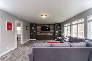 تلفزيون، مدفأة، مكتب