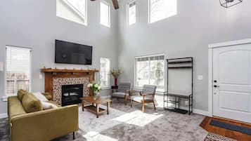 Télévision, cheminée, espaces bureaux