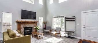 Upscale House for up to 20 with Fire Pit & Pool