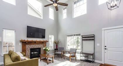 Upscale House for up to 20 with Fire Pit & Pool