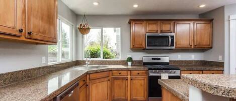 Frigorífico, microondas, horno y placa de cocina