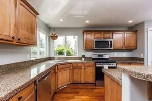 ثلاجة، ميكروويف، فرن، موقد طهي مسطح