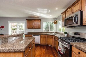 Fridge, microwave, oven, stovetop - House with Fire Pit & Pool Access in NW Meridian (Meridian)