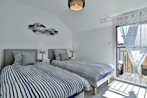 2 Schlafzimmer, Schreibtisch, Bügeleisen/Bügelbrett, Reisekinderbett