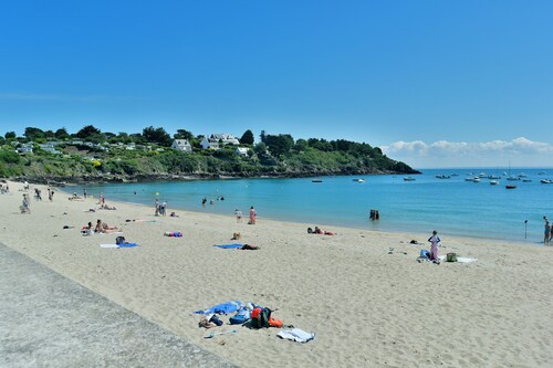 Comfortable house with a garden in Port-Mer, Cancale, 3 min walk from the beach