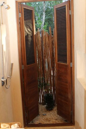 Shower, hair dryer, towels, soap - Luxury Villa in the Akumal Jungle (Akumal)