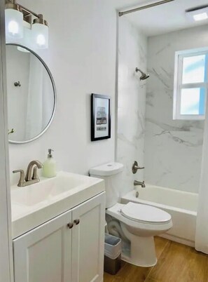 Badewanne, Haartrockner, Handtücher, Seife