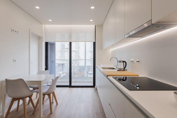 Kühlschrank, Mikrowelle, Ofen, Herdplatte