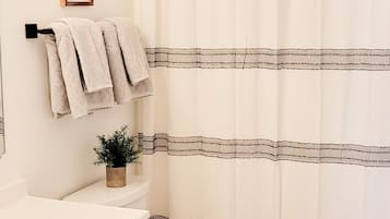 Ensemble douche/baignoire, sèche-cheveux, serviettes fournies, savon