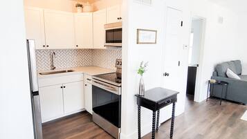 雪櫃、微波爐、焗爐、爐具