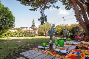 Outdoor dining - Cheerful villa with pool (Mafra)