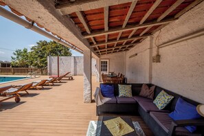 Outdoor dining - Cheerful villa with pool (Mafra)