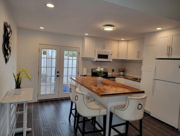 Fridge, coffee/tea maker, kitchen islands