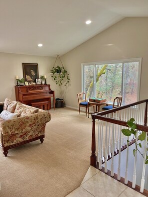 Living area - Family Lakehouse-Close to Auburn and Tahoe Area (Meadow Vista)