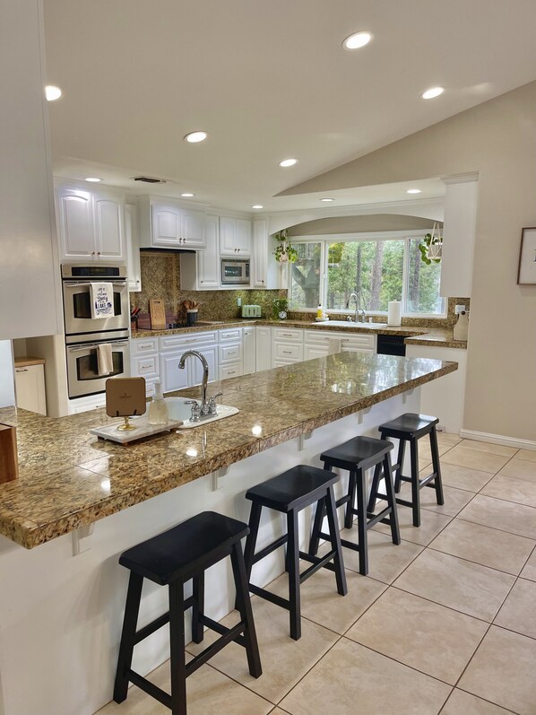 Private kitchen - Family Lakehouse-Close to Auburn and Tahoe Area (Meadow Vista)