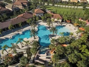 Eine Luftaufnahme eines Resorts mit mehreren Schwimmbecken, Palmen und Hotelgebäuden.