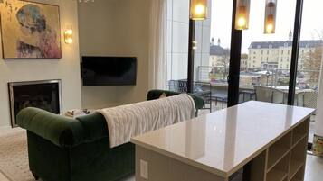 Een smart-tv en een open haard