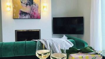 Una Smart TV, una chimenea