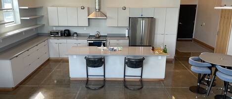 Fridge, oven, stovetop, dishwasher