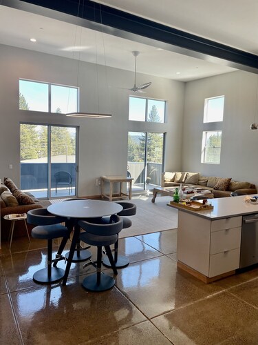 Penthouse Apartment Truckee: Private/Spacious/Modern