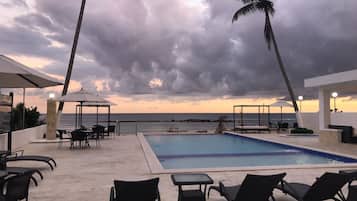 Alberca al aire libre y alberca climatizada