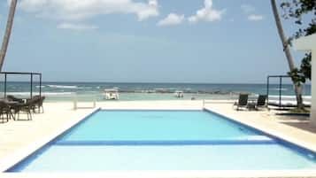 Alberca al aire libre y alberca climatizada