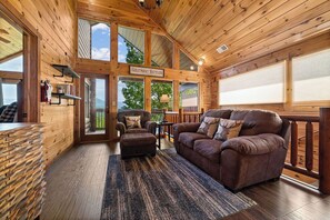 小屋, 多张床, 热水浴缸, 山景 | 起居区 | 42-英寸纯平电视（配备数码频道）、电视、壁炉