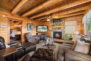 小屋, 多张床, 热水浴缸, 山景 | 起居区 | 42-英寸纯平电视（配备数码频道）、电视、壁炉