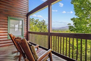 Cabana, várias camas, banheira de imersão, vista para a montanha | Área da propriedade