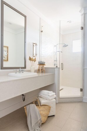 Shower, hydromassage showerhead, designer toiletries, hair dryer - Oyster Bay Boutique Hotel (Pensacola)