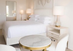 Frette Italian sheets, premium bedding, pillow-top beds, minibar - Oyster Bay Boutique Hotel (Pensacola)