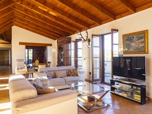 Een televisie en een open haard