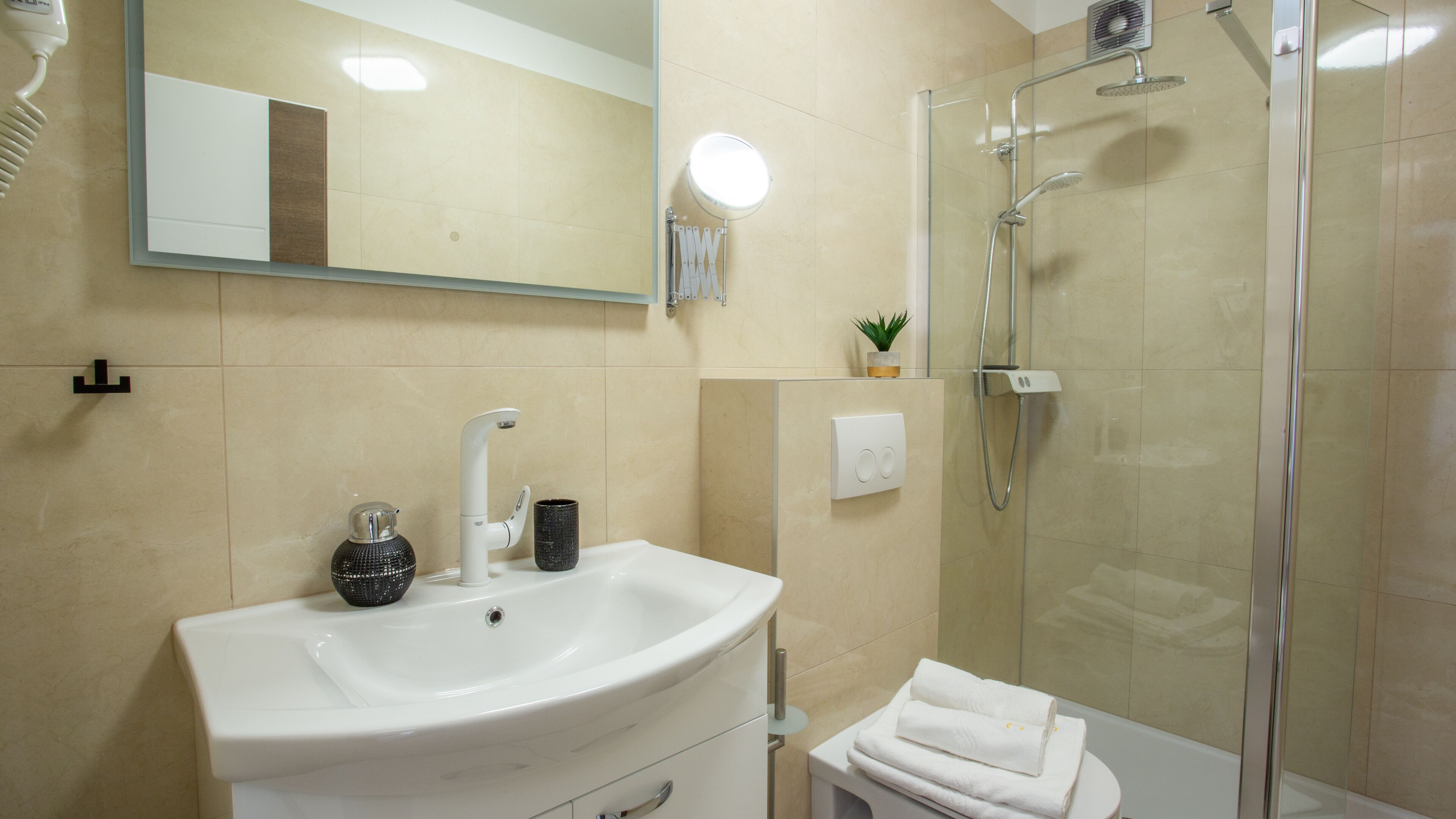 Regadera, toallas, jabón, shampoo 