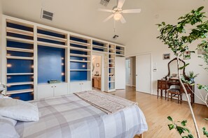 2 bedrooms, desk, iron/ironing board, WiFi