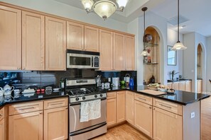 冰箱、微波炉、烤箱、炉灶