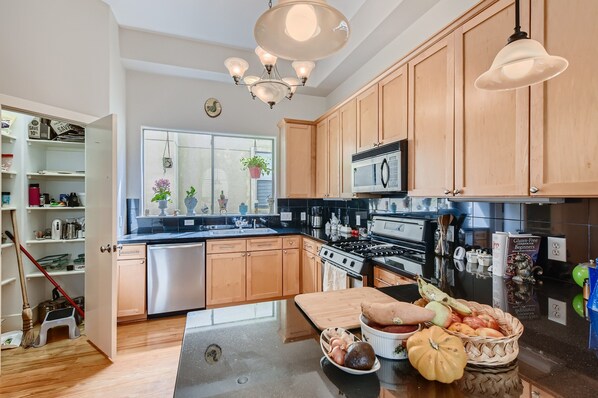 冰箱、微波炉、烤箱、炉灶