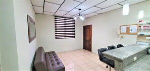 Apartamento Confort | Sala de estar | Smart TV de 42 pulgadas con canales por cable, una televisión