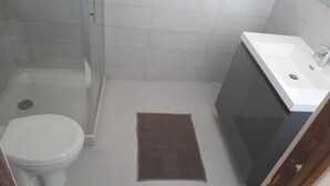 Kylpyhuone, jossa on wc, suihku ja pesuallas.
