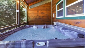 Una cabaña de madera con jacuzzi y un reloj en la pared.