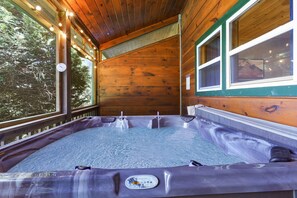 Indoor spa tub - Toccoa River• Hot Tub • Chattahoochee NF • Family Friendly • Pets  (Suches)